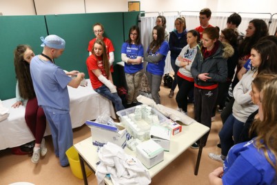 Pictured is Paul Tibbits, Dept of Surgery, giving TY students a workshop on how to cast a broken arm during the TY MiniMed programme. The week long interactive course, which ran from 13th-17th January, gives Transition Year students the opportunity to step out of their usual classroom setting and experience what it is like to train and work as a doctor. As part of the programme, students have been attending interactive lectures, receiving hands-on training in clinical skills as well as getting practical experience in medicine and scientific tutorials. One of the highlights of the TY MiniMed initiative was where students got to witness a live operation in Beaumont Hospital. Other topics covered over the action-packed five days include human anatomy, genetics, psychiatry, epilepsy and surgery.