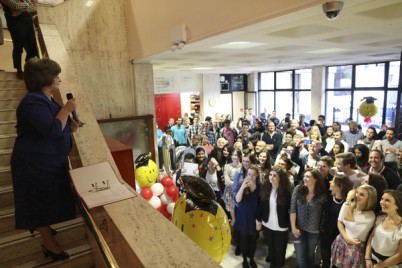 Pictured (left) is Professor Hannah McGee addressing the final-year med students before they got their results on Thursday 15th May. The results were read aloud from the top of the stairs at 123 St Stephen’s Green, keeping with an age old RCSI tradition