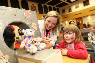 Pictured above: Katie Dunleavy, President of RCSI Paediatrics Society, and Alice Beddy (4) examine Multi at the RCSI Teddy Bear Hospital 2018. Over 350 children brought their sick or injured teddies to the fourth annual Teddy Bear Hospital. Hosted by medical, physiotherapy and pharmacy students in the RCSI Paediatrics Society, this year’s event was the biggest to date with up to 100 students on hand to diagnose and treat the teddy bears.