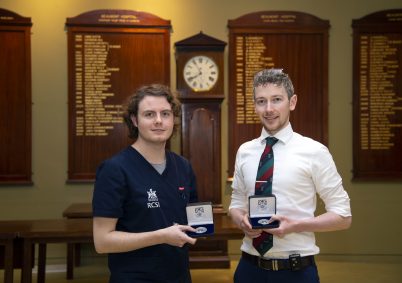 Congratulations to Dr Sean Whelan and Dr Shane Farrington who were recently announced as winners of the Beaumont Hospital Medals 2019. Within the Dublin North Eastern Intern Network, interns presented clinical cases at Grand Rounds where they were adjudicated by Dr Colm Magee and Prof. Arnie Hill. The Lyons Medal in Medicine was awarded to Dr Sean Whelan (left), who also won overall prize for best case presentation. The McDonnell Medal in Surgery was awarded to Dr Shane Farrington (right). 