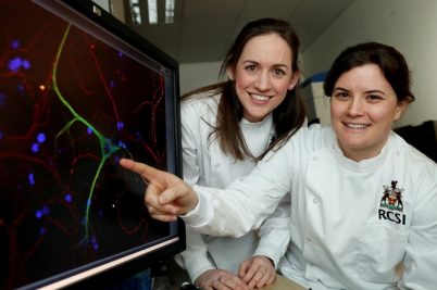 Pictured (l-r) are RCSI researchers Dr Orla Watters and Dr Niamh Connolly observing a nerve cell in the brain that can become damaged in Parkinson’s. RCSI is coordinating a new international Parkinson’s research project that has been awarded €7m by the Innovative Medicines Initiative (IMI) in collaboration with pharmaceutical industry and patient advocacy partners. The PD-MitoQUANT project aims to increase understanding of how cells in the brain become damaged in Parkinson’s so more effective treatments can be developed for the one million people living with Parkinson’s in Europe today, including 12,000 people in Ireland. 