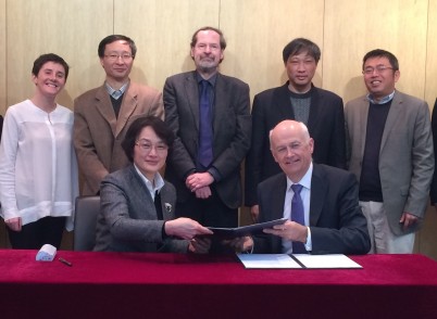 Pictured at the signing of the Memorandum of Academic Research and Understanding between Soochow University and RCSI is Dr Helena Kelly, RCSI School of Pharmacy; Professor Xuechu Zhen, Dean of the College of Pharmaceutical Sciences Soochow University; Professor John Waddington, MCT and other members of faculty of Soochow University. Pictured (seated) is Professor Xinghong Jiang, Vice President International Affairs, Soochow University; and Professor Cathal Kelly, CEO/Registrar, RCSI. 